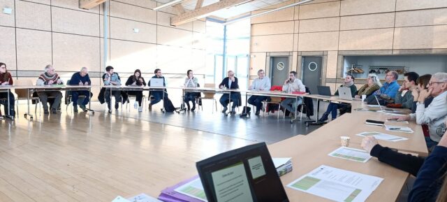 [NATURA 2000] 

Le comité de pilotage du site Natura 2000 Vallées du Drugeon et du Haut-Doubs s'est réuni ce mardi aux Granges-Narboz. Un grand merci à toutes les personnes présentes. Ce fut l'occasion de présenter l'évaluation des 3 Documents d'Objectifs des 3 ex-sites Natura 2000 du Drugeon, de Malpas et de la Cluse et Mijoux. Prochaine étape : la rédaction du nouveau DOCOB unique du site fusionné. 4 groupes de travail se réuniront fin février début mars pour échanger sur l'avenir de l'animation du site.