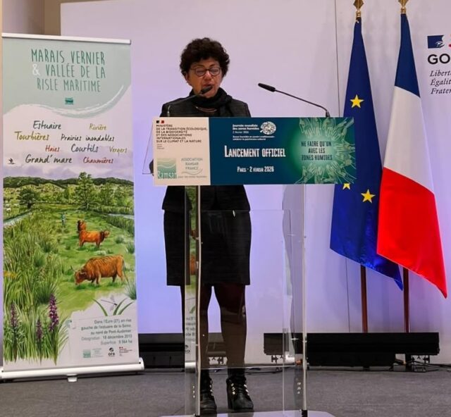 💦 Journée mondiale des zones humides 💦

Lundi 2 février, l’EPAGE Haut-Doubs Haute-Loue, co-animateur du site Ramsar « tourbières et lacs de la montagne jurassienne » avec le PNR du haut-Jura et administrateur de Ramsar France, était présent au Ministère de la Transition Ecologique pour le lancement officiel de la Journée Mondiale des Zones Humides, date anniversaire de la convention de Ramsar.
La Présidente de Ramsar France, Frédérique Tuffnell, a rappelé avec force la place des zones humides et des sites Ramsar dans une bonne gestion de l’eau, des écosystèmes, de l’agriculture et du climat. Elle a fait part de son inquiétude sur le nouveau projet de loi d’urgence agricole, qui pourrait remettre en cause une gestion équilibrée de la ressource en eau, inscrite dans la loi sur l’eau de 1992.

La JMZH se décline pendant tout le mois de février sur le territoire de notre site Ramsar, et de l’EPAGE : 
- ce jeudi 05/02, à Bouverans. Venez fêter les 40 ans le de Réserve Naturelle Régionale de Frasne-Bouverans.
https://www.jagispourlanature.org/activite/soiree-de-lancement-des-40-ans-de-la-reserve-conferences-grand-public
- Samedi 14/02 à 10h : Nans sous Sainte-Anne, visite du marais après les travaux du LIFE Climat 
https://www.jagispourlanature.org/activite/redecouvrir-la-zone-humide-de-nans-sous-saint-anne-apres-les-travaux
- Jeudi 26/02, 18h30 : Salle de la Tourbière à Bois-d’Amont (en partenariat avec le Musée de la Boissellerie et la commune de Bois-d’Amont). La conférence « Des tourbières et des Hommes »,
https://www.jagispourlanature.org/activite/conference-des-tourbieres-et-des-hommes
- Samedi 28/02, 14h : rendez-vous devant la mairie de la Cluse et Mijoux, Balade découverte dans la tourbière du Frambourg, sur la piste des travaux de réhabilitation des LIFE. 
https://www.jagispourlanature.org/activite/la-tourbiere-du-frambourg-reprend-leau
- Balades dans le PNR du Haut-Jura découvrir les milieux humides de différentes façons, notamment grâce à des sorties raquettes en tourbières, encadrées par des Accompagnateurs en Montagne.
https://www.calameo.com/read/0024302075673a2383eeb?page=1
