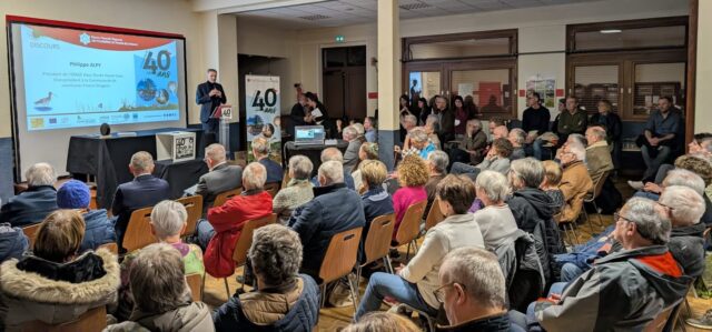 🎉 40 ans de la Réserve naturelle régionale des Tourbières de Frasne-Bouverans 🎉

La soirée d’ouverture officielle de l’année des 40 ans de la Réserve naturelle régionale des tourbières de Frasne-Bouverans a eu un franc succès avec plus 150 personnes présentes, à l’occasion également de la journée mondiale des zones humides, dans le site Ramsar « Tourbières et lacs de la montagne jurassienne ». Les différents partenaires de la CFD, gestionnaire de la RNR, ont rappelé leur implication et les éléments de durabilité de ce site, l’EPAGE notamment avec les investissements conséquents des programmes européens LIFE et l’animation Natura 2000.