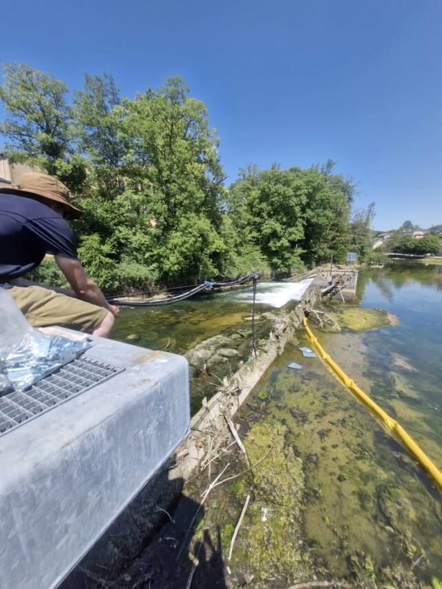 ⚠️💧 Fin d'incident Barrage RIVEX Ornans

Suite à une rupture d’un flexible hydraulique commandant une  vanne automatique du barrage « Rivex » à Ornans, le 23 juin dans l’après-midi, une vanne s’est affaissée ce qui a entraîné une baisse importante du niveau de la Loue dans la traversée d’Ornans.
L’équipe technique de l’EPAGE est intervenue rapidement pour constater l’incident, prévenir la commune, les pompiers et les autorités et s’est mobilisée pour faire intervenir les entreprises spécialisées. 
Nous tenons à remercier la réactivité du SDIS et des entreprises mobilisées (EIF et Barbier Métallerie) ce qui a permis dès hier de trouver une solution de réparation et une remontée de la vanne dans la soirée du 24 juin.
Nous remercions également la commune d’Ornans qui s’est mobilisée sur place et a tenu informé la population, l’AAPPMA d’Ornans pour sa compréhension et sa mobilisation pour limiter les impacts sur la faune piscicole et également les loueurs de canoés pour leur compréhension.
Des travaux lourds de remise à niveau de ce barrage sont programmés dans les deux ans à venir et l’ensemble des acteurs seront concertés sur les modalités d’intervention.