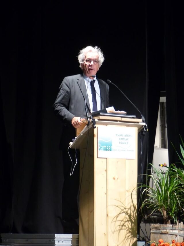 🕊️ Hommage 🕊️
L’EPAGE Haut Doubs Haute Loue rend hommage à, Jérôme Bignon, Président de Ramsar France jusqu'en 2024, ancien sénateur, qui nous a quitté il y a quelques jours. Il s'était rendu sur notre territoire Ramsar à 2 reprises, lors du séminaire national en 2017 organisé dans le Haut-Doubs qui a permis d'élargir le site du bassin du Drugeon au territoire "Tourbières et lacs de la montagne jurassienne", puis en 2021 pour célébrer les 30 ans et 3 programmes LIFE au service des zones humides et milieux aquatiques du territoire de l'EPAGE.
Co-auteur du rapport parlementaire "Terres d'eau, terres d'avenir" avec Frédérique Tuffnell, actuelle présidente de Ramsar France, il restera un grand défenseur des zones humides, impliqué et passionné au service des "terres d'eau".