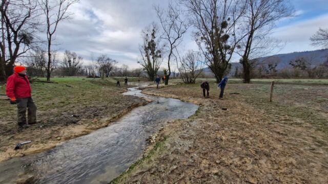 🌳 CHANTIER DE PLANTATION🌳

L’EPAGE Haut-Doubs Haute-Loue, entretient depuis plusieurs années un partenariat avec le lycée François Xavier de Besançon.
Les élèves participent à des opérations de génie écologique initiées par l’EPAGE, et en contrepartie, les techniciens partagent leurs connaissances en classe et sur le terrain. 
Cette année, dans le cadre de la dernière phase des travaux de restauration du ruisseau de Saint Renobert à Lavans-Quingey, les élèves ont pu réaliser un chantier de plantation d’une ripisylve sur les berges fraîchement aménagées. Ils ont travaillé à l’élaboration du plan de plantation et à la sélection des végétaux tous en prenant en compte les contraintes techniques.
En plus d’être acteur de travaux de génie écologique, les élèves ont pu comprendre le fonctionnement d’un cours d’eau, les objectifs des travaux de restauration, et les enjeux lié à l’eau.
Merci aux élèves et professeurs pour leur dévouement.
Lycee François-Xavier Besançon